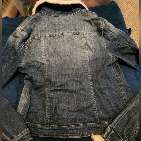 Jean jacket size xs with faux fur. - Picture 7 of 11